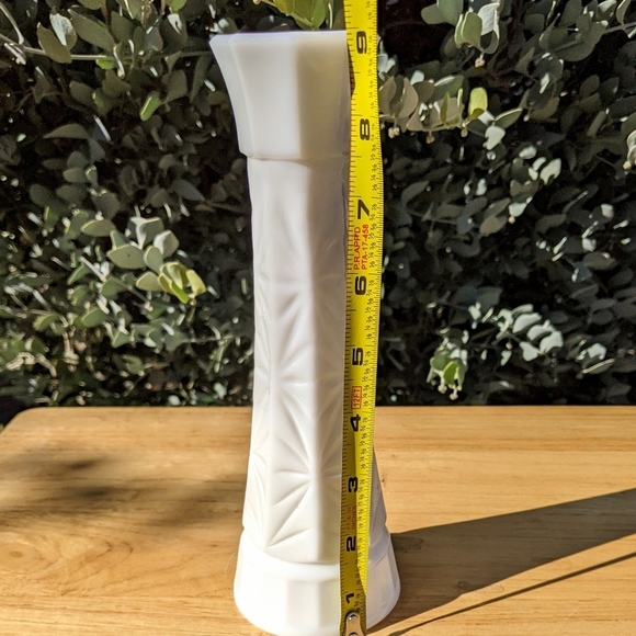 Vintage MCM White Milk Glass Starburst Bud Vase - Picture 7 of 7